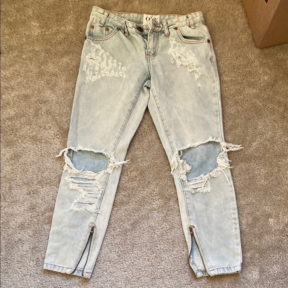 Distressed Light Blue Jeans 🐝